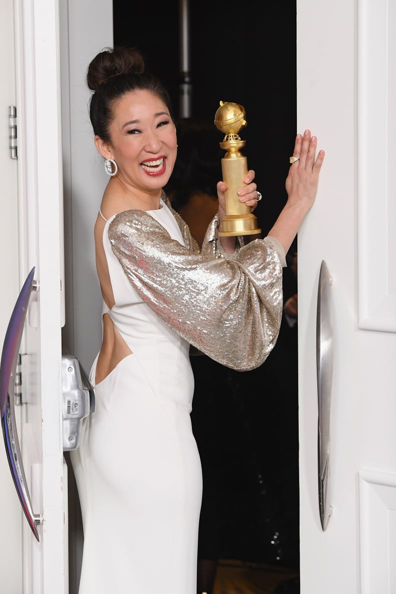 Sandra Oh Leaving With Her Golden Globe Like, "Byeeee!"