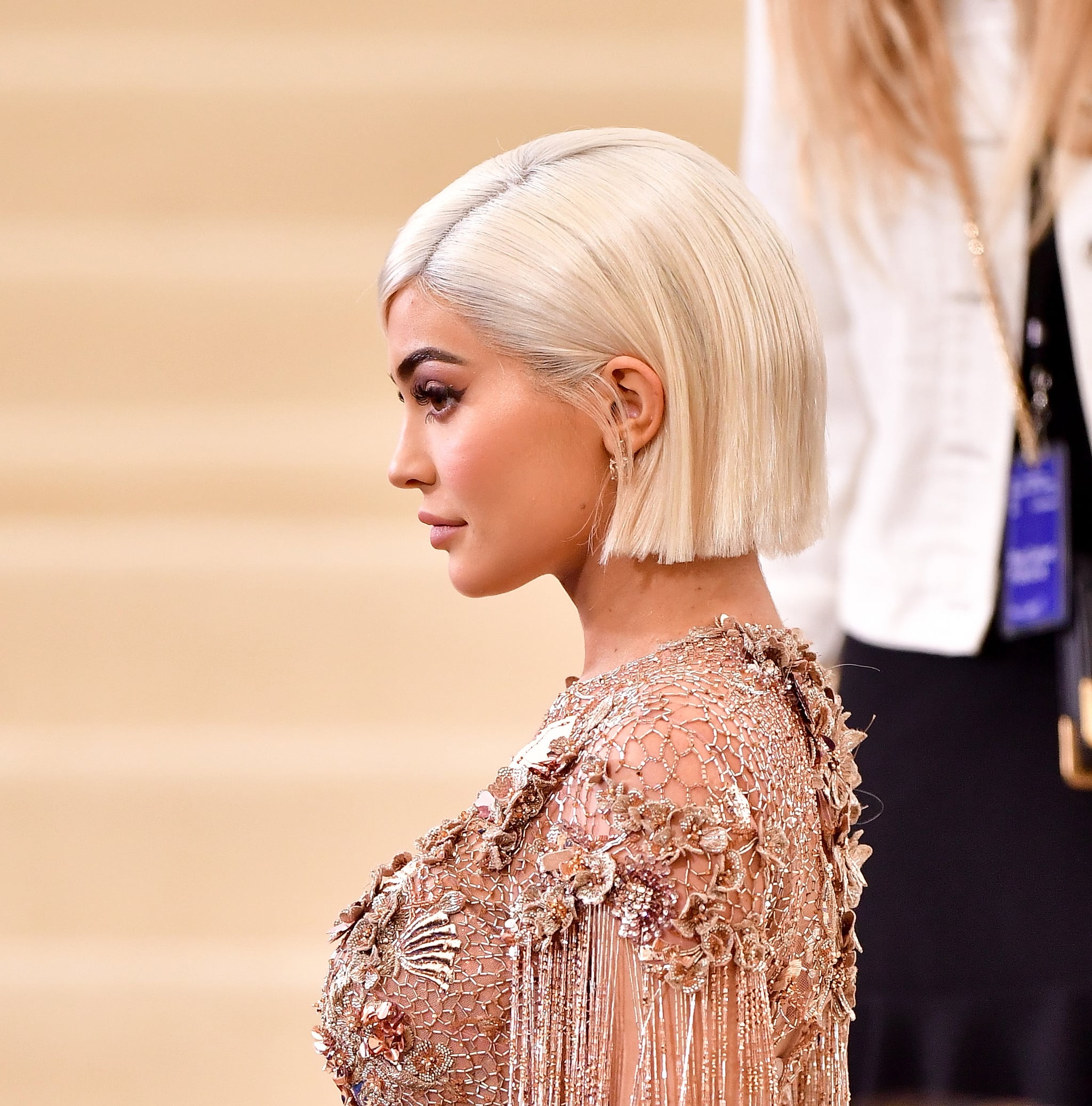 Image of Kylie Jenner with blunt cut blonde hairstyle