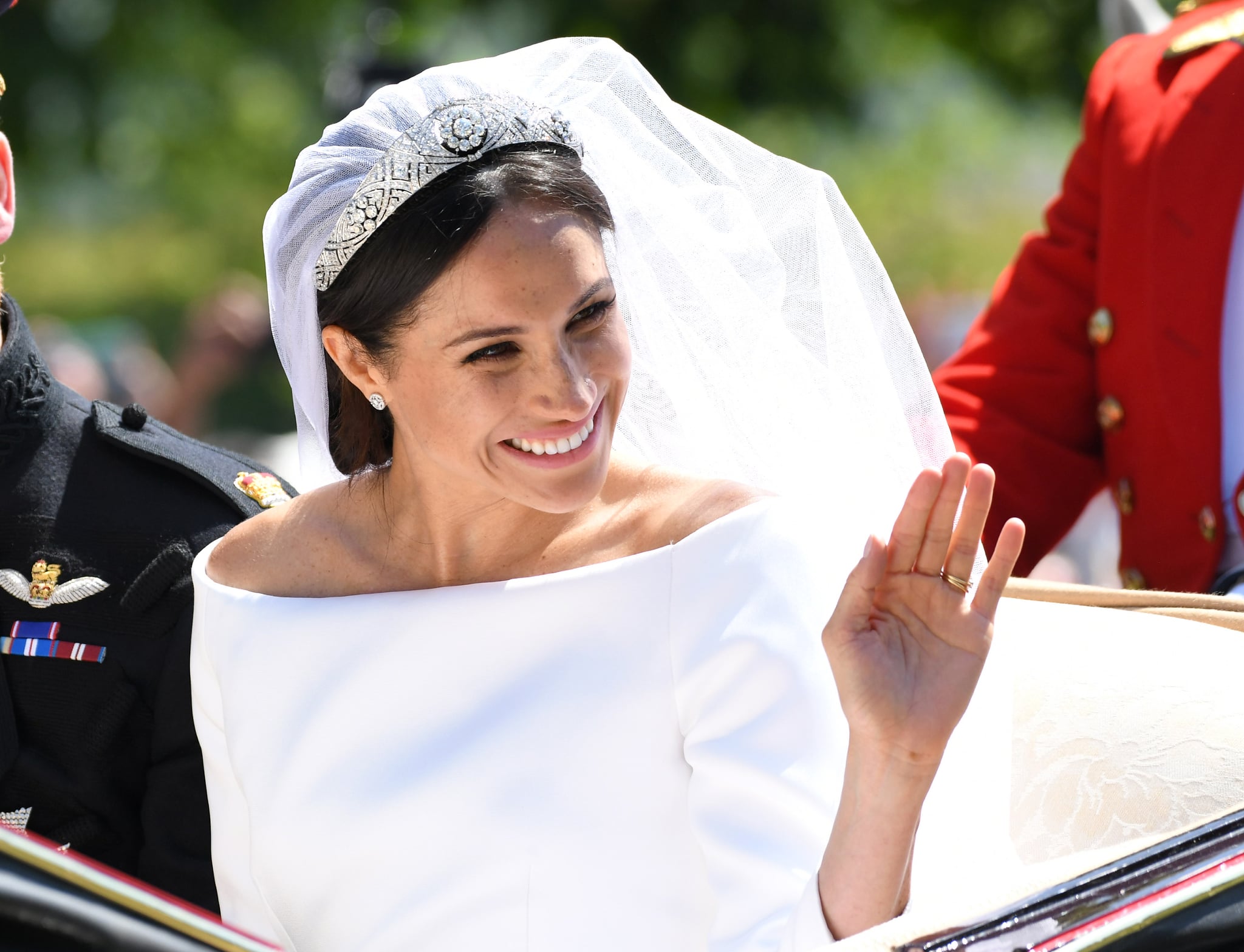 Meghan markle sees her wedding dress top