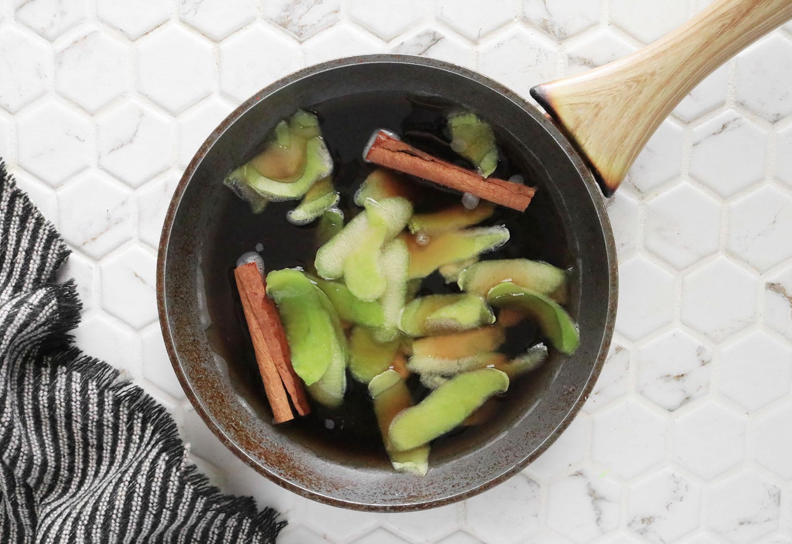 Boil ingredients for apple syrup