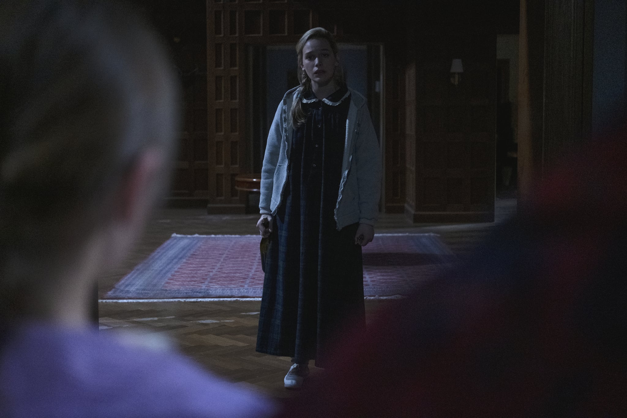 THE HAUNTING OF BLY MANOR (L to R) VICTORIA PEDRETTI as DANI in THE HAUNTING OF BLY MANOR Cr. EIKE SCHROTER/NETFLIX  2020