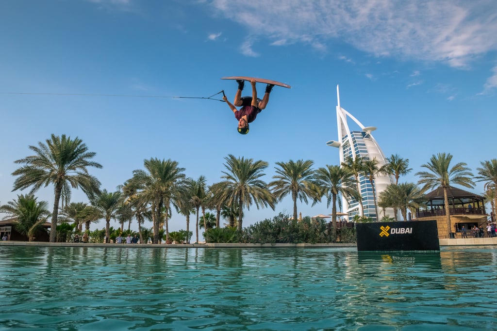 مغامر من إكس دبي يتزلج على الممرات المائية لمدينة جميرا في ف
