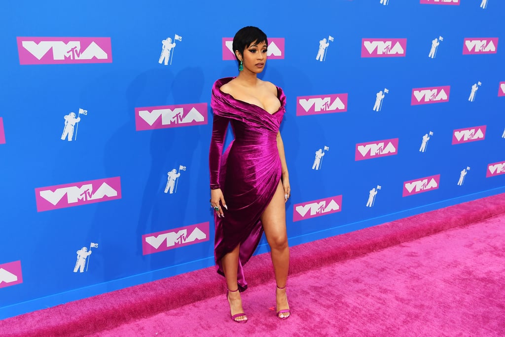 robe de star décolleté en V fuchsia Cardi B 2018 MTV VMAs