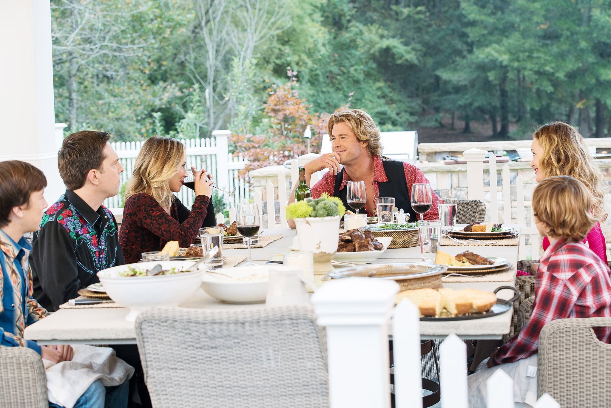 Holiday, from left: Skyler Gisondo, Ed Helms, Christina Applegate, Chris Hemsworth, Leslie Mann, Steele Stebbins, 2015. ph: Hopper Stone/Warner Bros. Pictures/courtesy Everett Collection