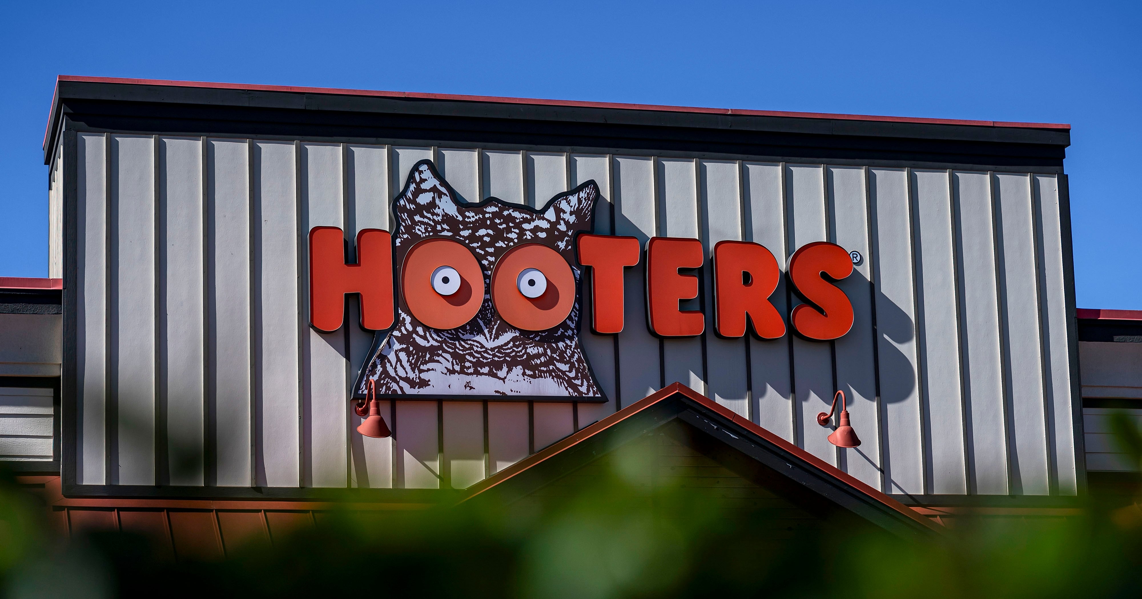 Hooters Gave Me Gay Panic. Now Its Going Bankrupt.