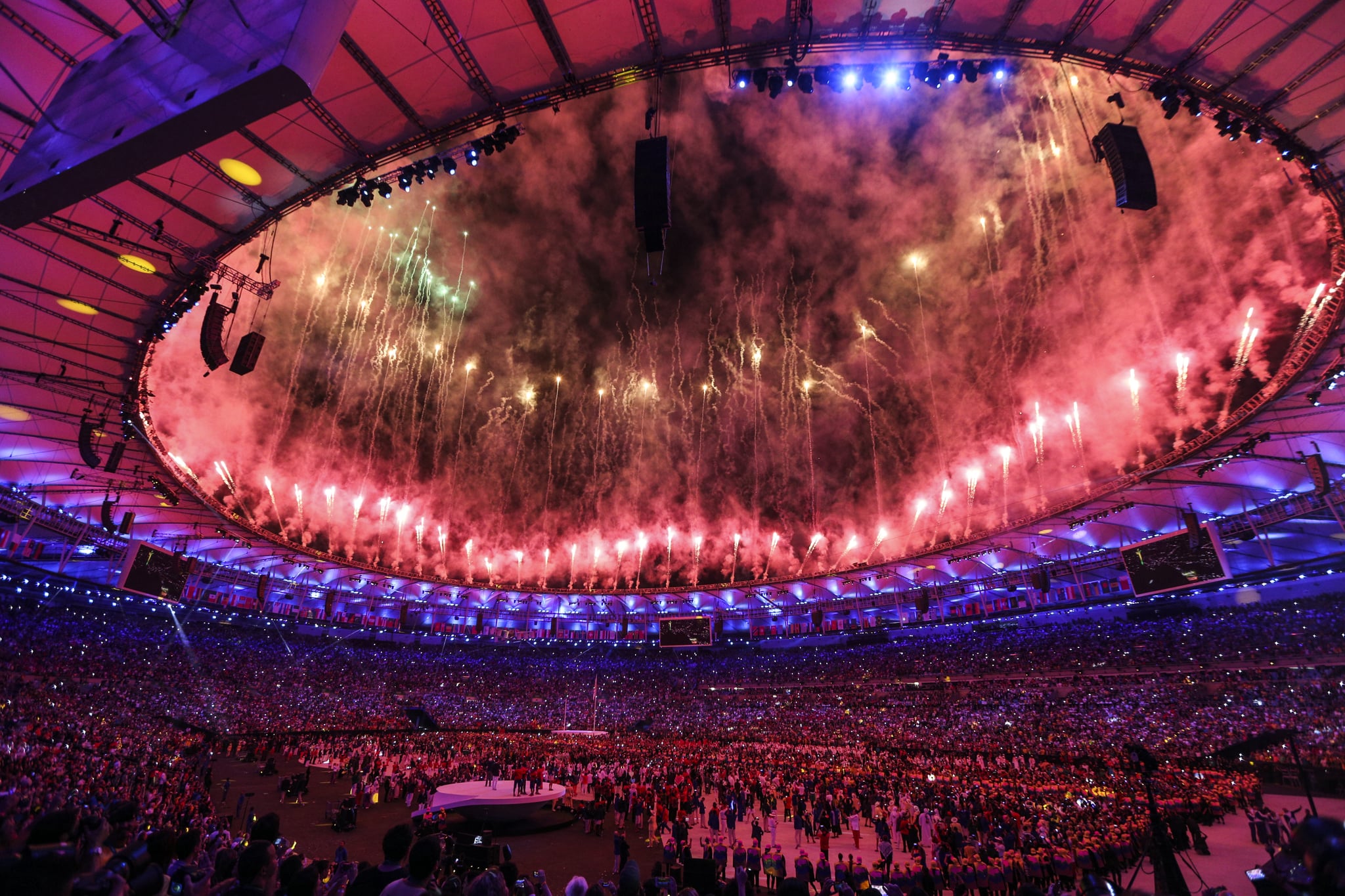 ریو د ژانیرو ، برزیل - 05 آگوست: آتش بازی و نمایش لیزر در مراسم افتتاحیه بازی های المپیک 2016 ریو در ورزشگاه ماراکانا در ریودوژانیرو ، برزیل در تاریخ 05 اوت 2016 انجام می شود. (عکس توسط Okan Özer / Anadolu Agency / گتی ایماژ)
