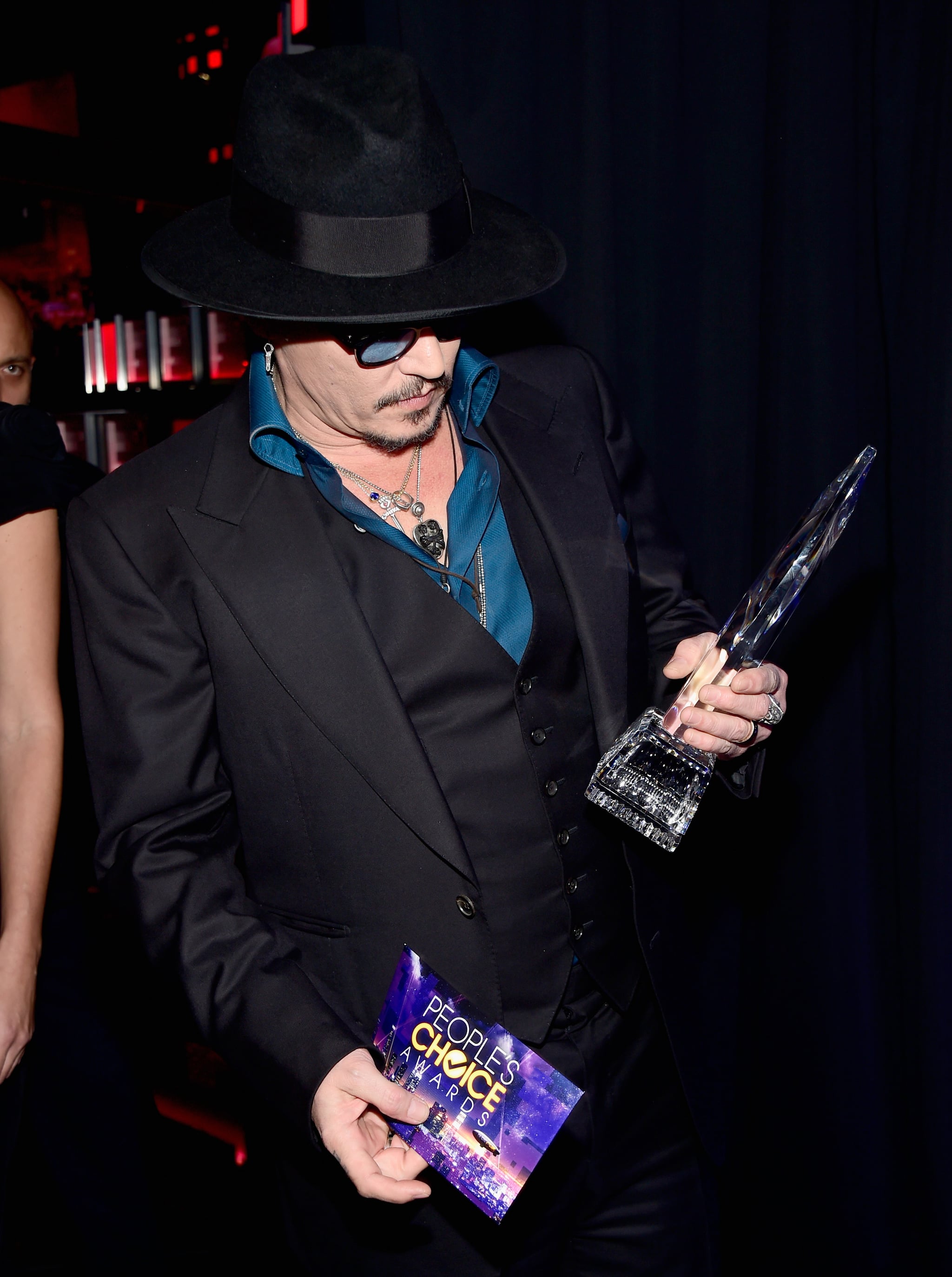 Johnny Depp Checked Out His Award For Favorite Movie Actor 24 People S Choice Awards Moments You Didn T Catch On Tv Popsugar Celebrity Photo 16