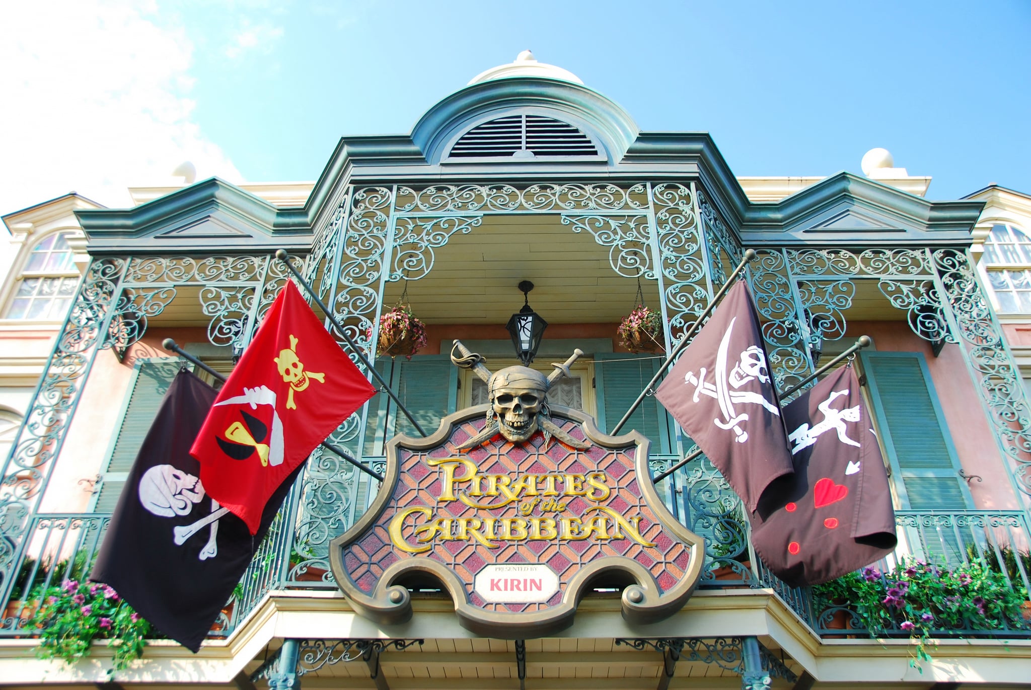 magic kingdom disney pirates of the caribbean logo