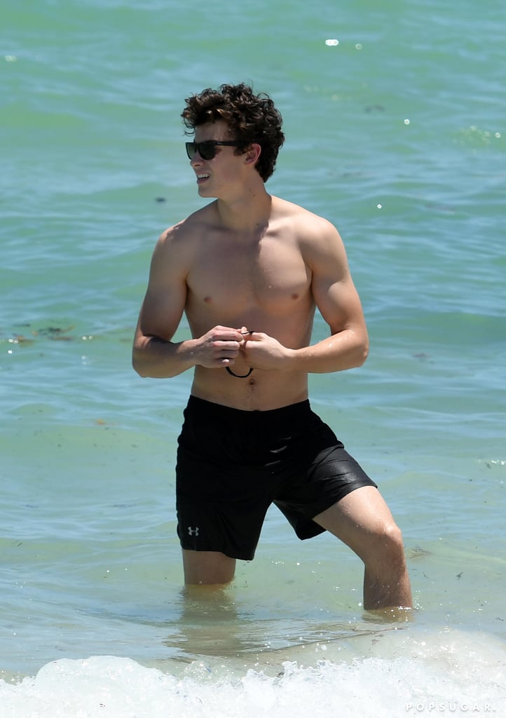 Shawn Mendes Hits The Beach Shirtless And There S Nothing Holding Him Back Profileph Blogspot