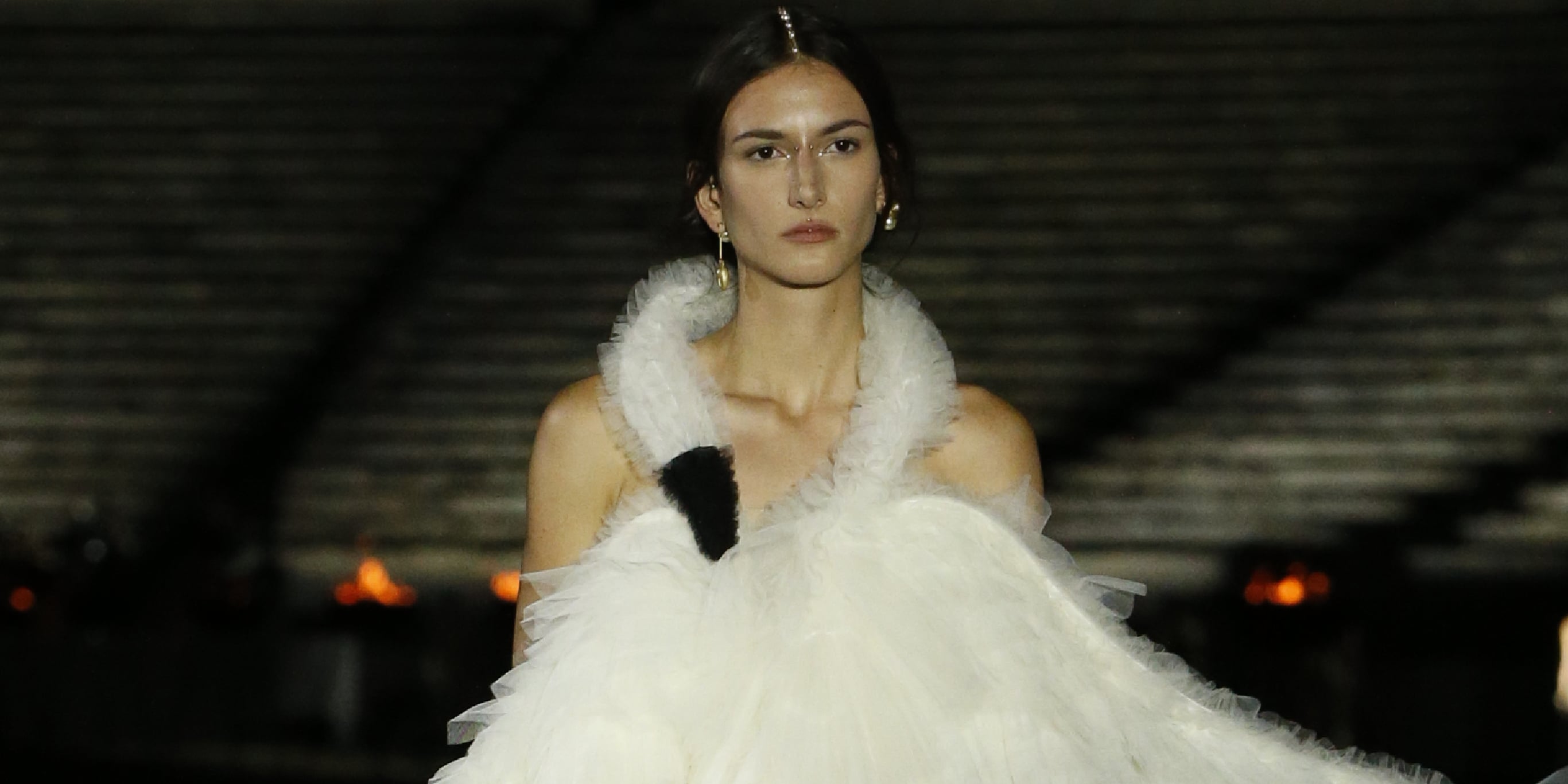 Бьорк платье лебедь 2001. Swan dress. Свадебное платье с перьями. Бьорк платье лебедь. Бьорк платье лебедь 2001.