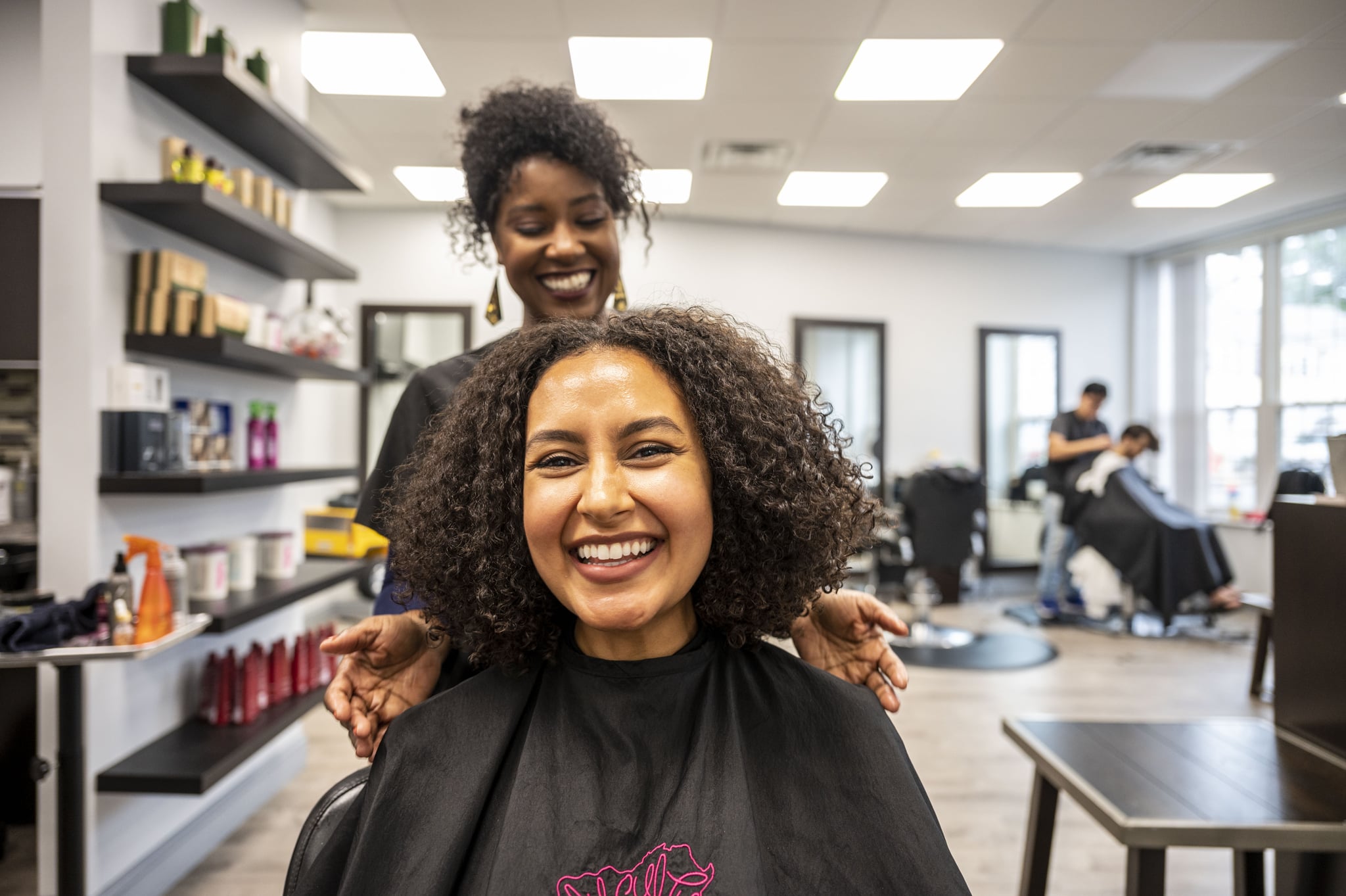 Oyster Bay, N.Y.: Elizabeth Rabanal, curl expert and founder of Curly Culture Salon, works on Sara Khalil's naturally curly hair on Sept. 19, 2021 in Oyster Bay, New York. (Photo by Alejandra Villa Loraca/Newsday RM via Getty Images)