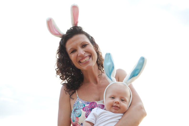 妈妈和儿子的万圣节服装:复活节兔子
