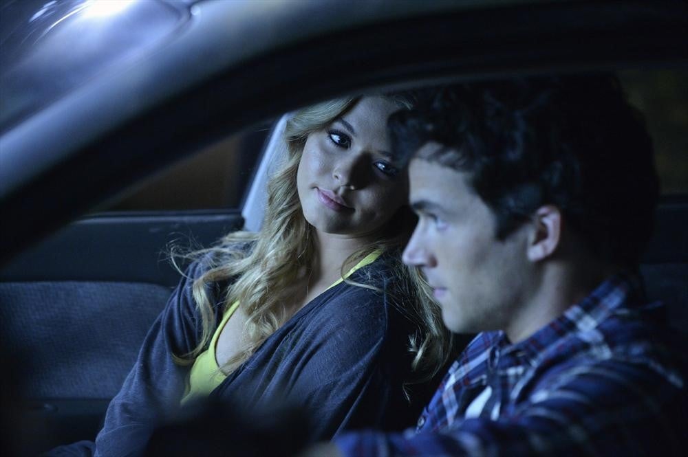 Wait, is that Ezra (Ian Harding)? In the same car as Ali?
Source: ABC Family