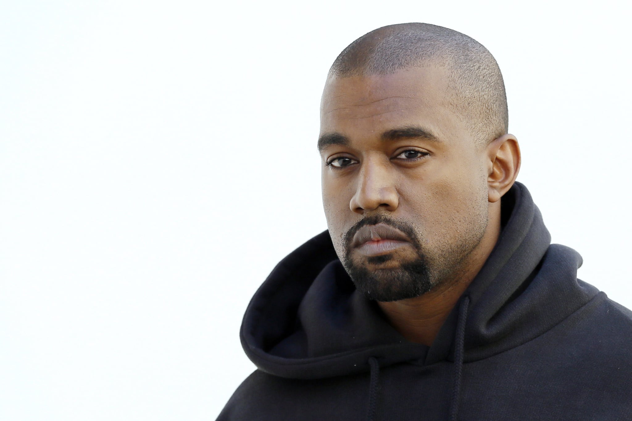 El rapero estadounidense Kanye West posa antes del desfile de moda de la colección prêt-à-porter otoño/invierno 2015-2016 de Christian Dior el 6 de marzo de 2015 en París.  AFP PHOTO/PATRICK KOVARIK (El crédito de la foto debe leer PATRICK KOVARIK/AFP a través de Getty Images)