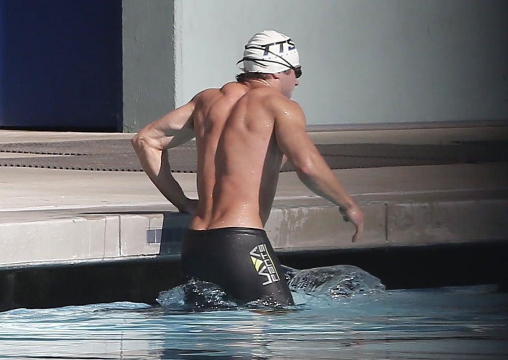 Zac Efron Taking a Swimming Class in LA Pictures