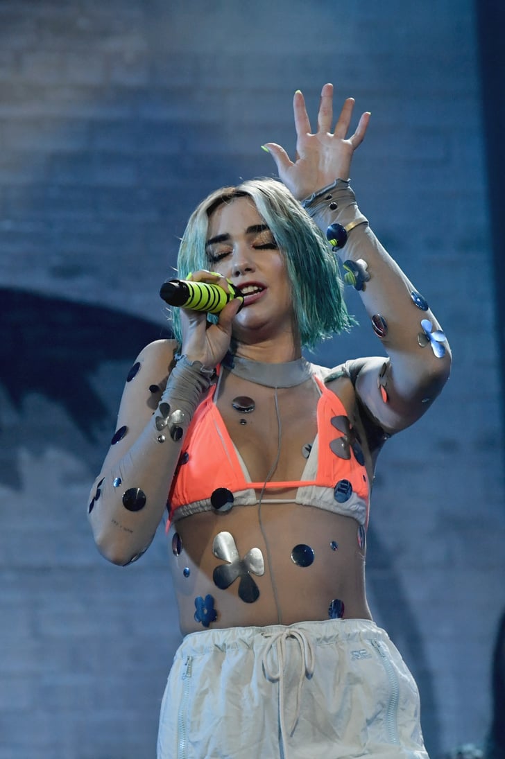 Dua Lipa Blond Hair at the 2018 American Music Awards ...