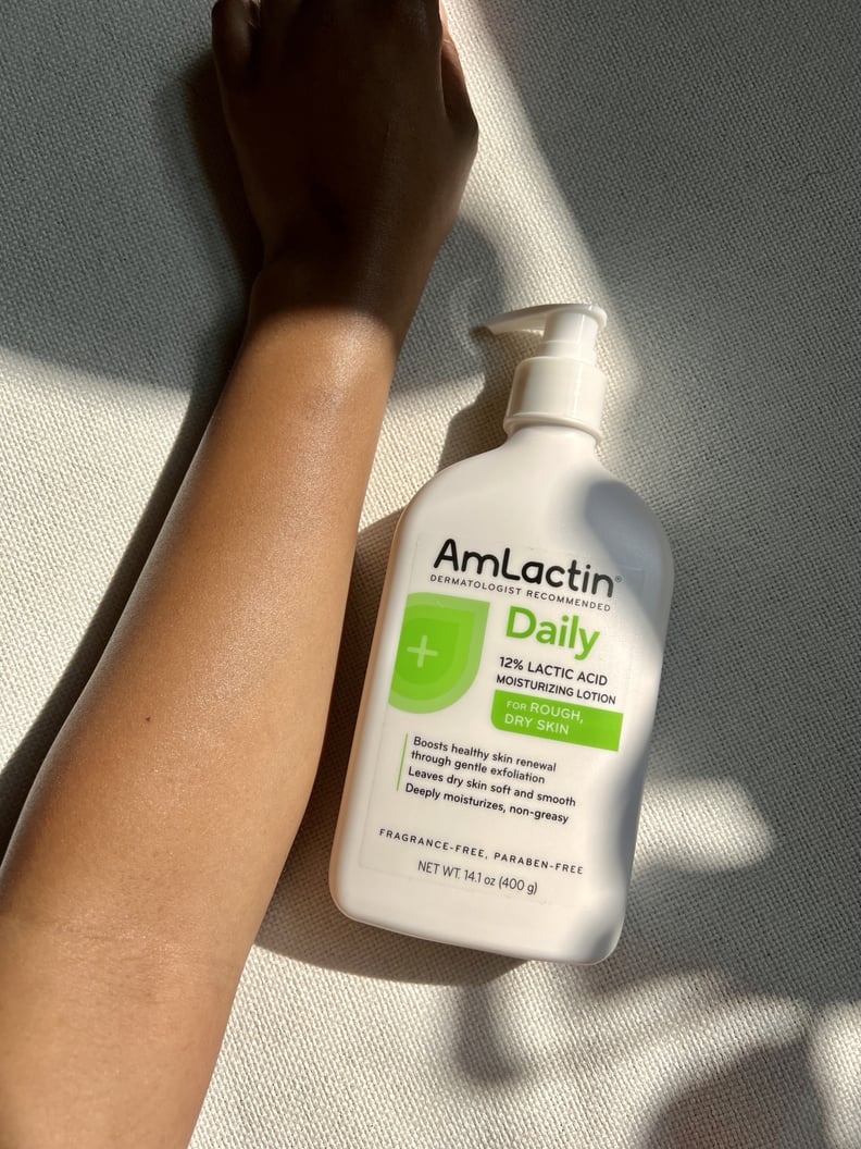 AmLactin日报乳液旁边女人的手臂显示使用润肤露的光滑发光的结果。