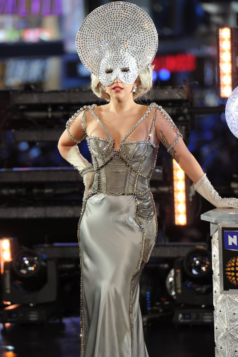 Lady Gaga在装饰面具在2012年新年前夜
