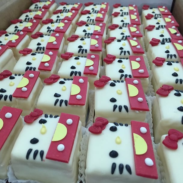Petit fours (minicakes) shaped like Hello Kitty are also on the menu.