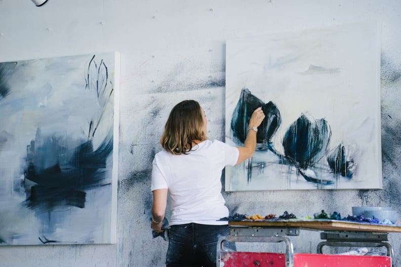 艺术家中年女人在艺术工作室、抽象油画颜料在画布上。