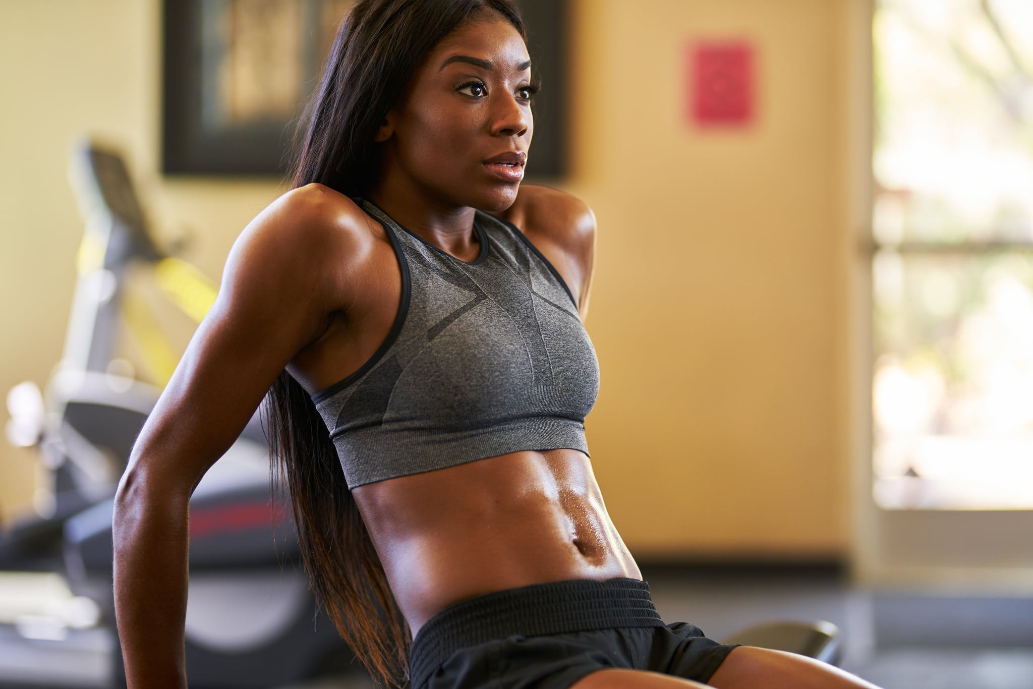 适合非洲裔美国妇女和伸展在健身房锻炼