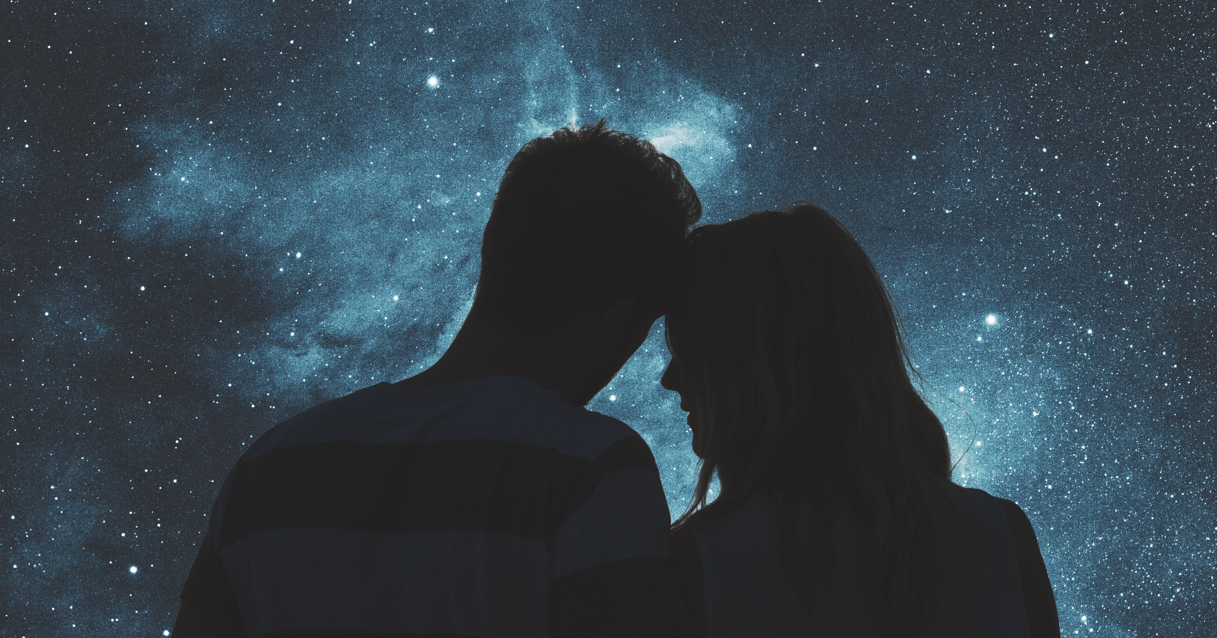 влюбленные под звездами. звездное небо и влюбленные. звездное небо пара целуется. на небе будет пара. браки совершаются на небесах.
