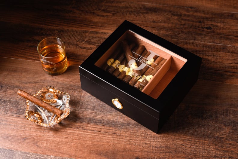 雪茄爱好者的一份礼物:个性化雕刻的雪茄盒