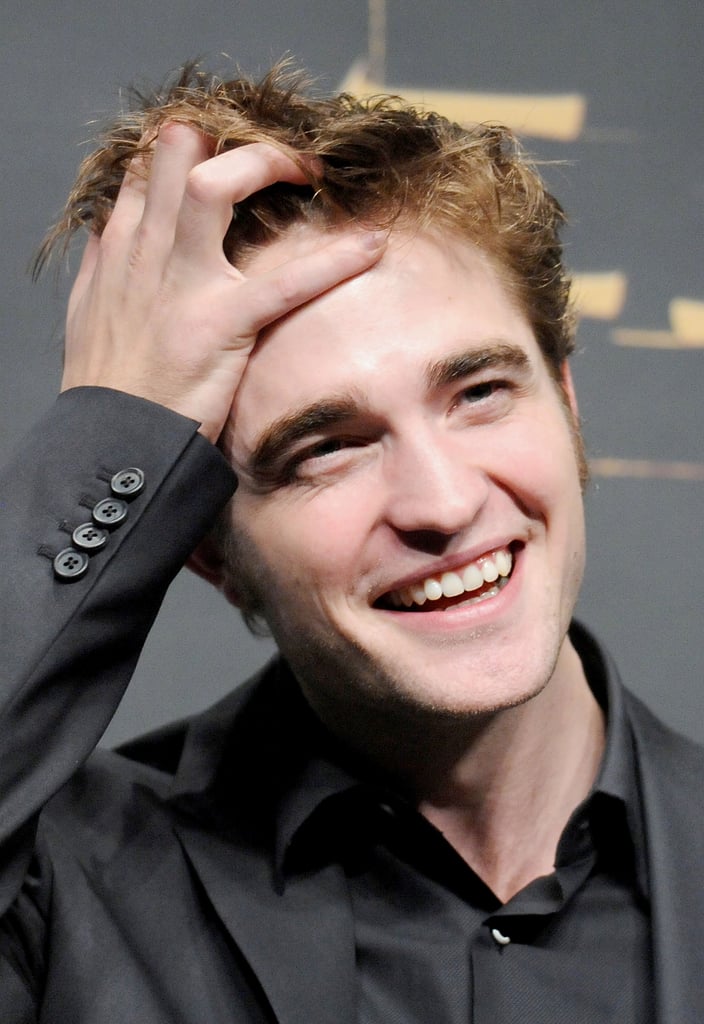 In November 2009, Rob played with his bangs during a New Moon press conference in Tokyo.