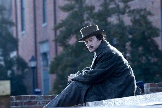 Joseph Gordon Levitt Plays Robert Todd Lincoln The President S Son Lincoln See Daniel Day Lewis Joseph Gordon Levitt And More In All The Pictures Popsugar Entertainment Photo 8
