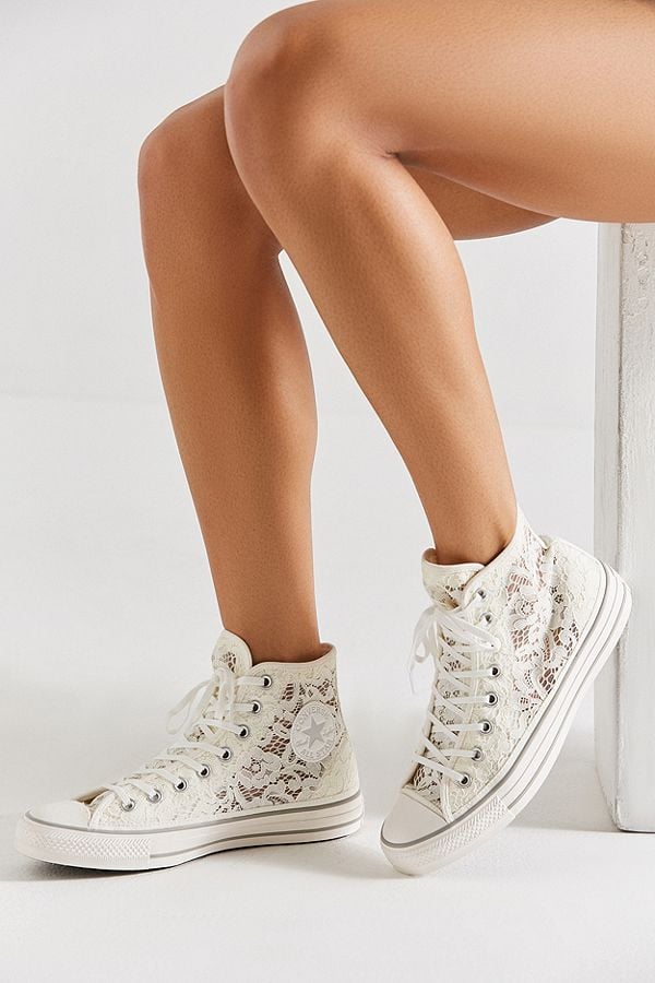 lacing converse sneakers