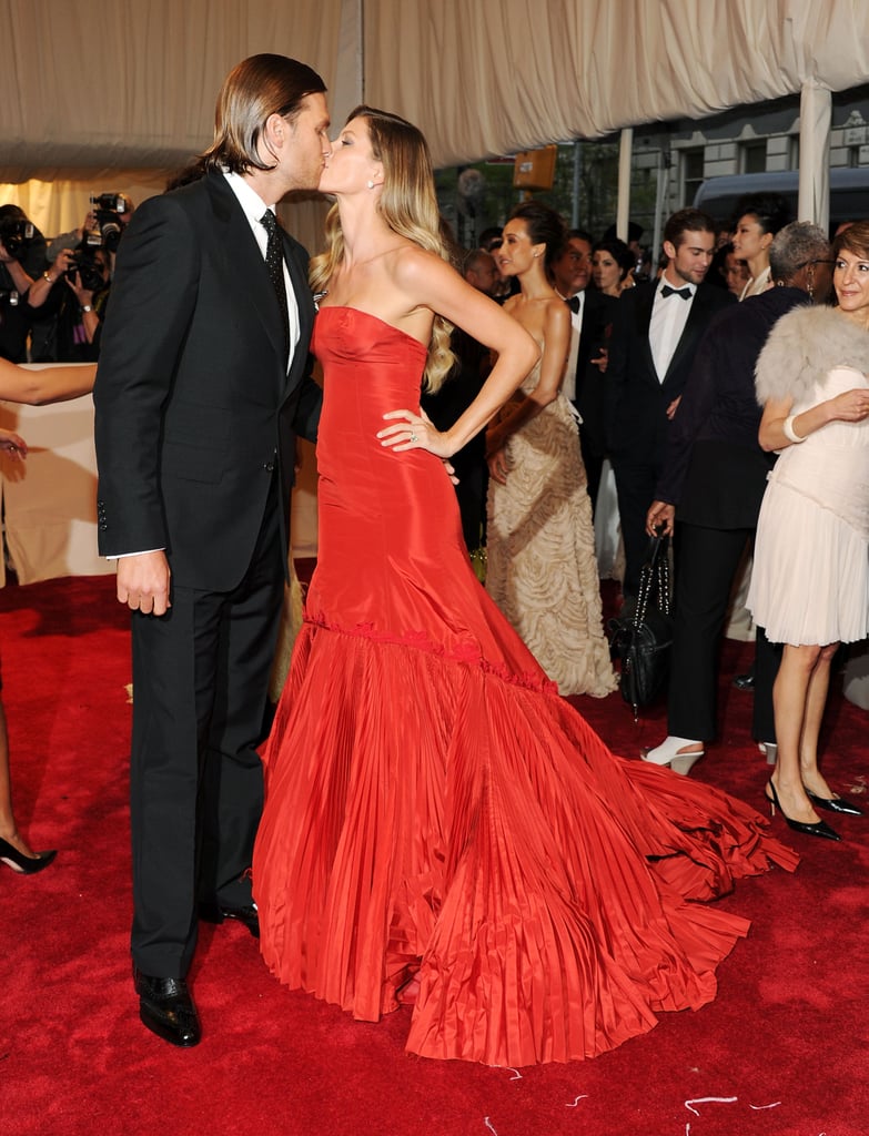 2011年5月两人共享一个红地毯上吻了晚会。