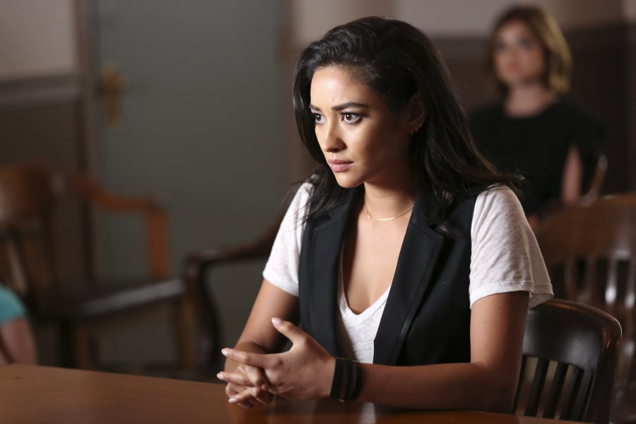 Pretty Little Liars "Of Late I Think of Rosewood" Pictures
