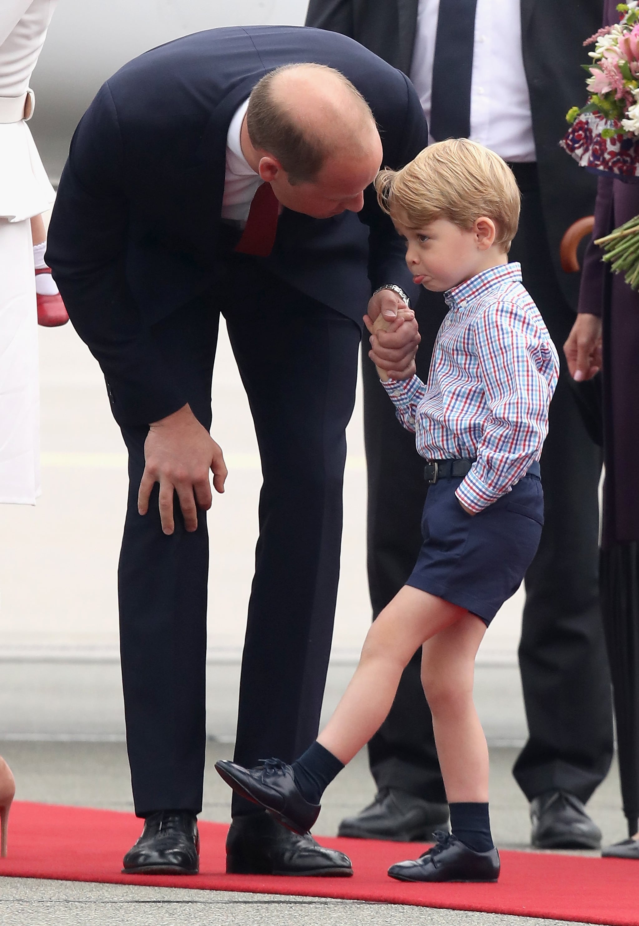 Anne Hathaway Kneels To Talk To Her Son Like Kate Middleton Popsugar Family