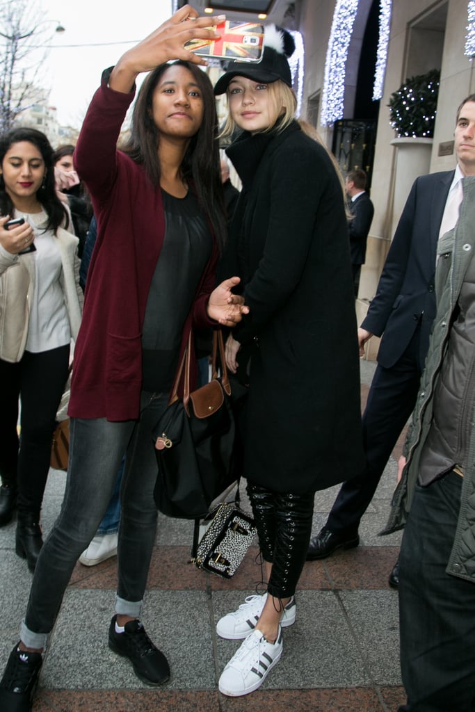 Gigi also stopped to take some photos with fans. Perhaps we'll see more of this chic accessory on Instagram!