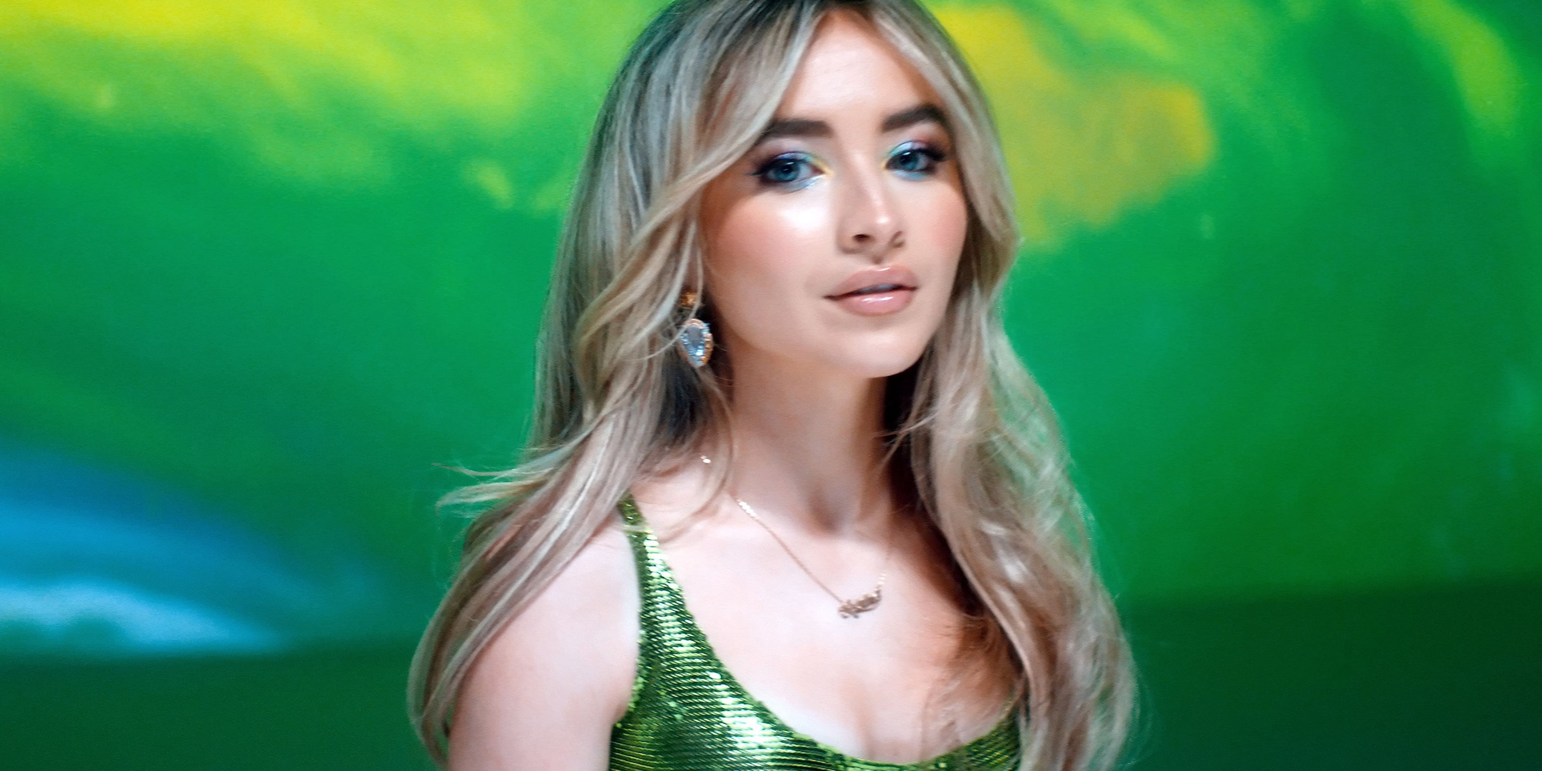 Sabrina Carpenter's Green Versace Dress at the GLAAD Awards | PS Fashion