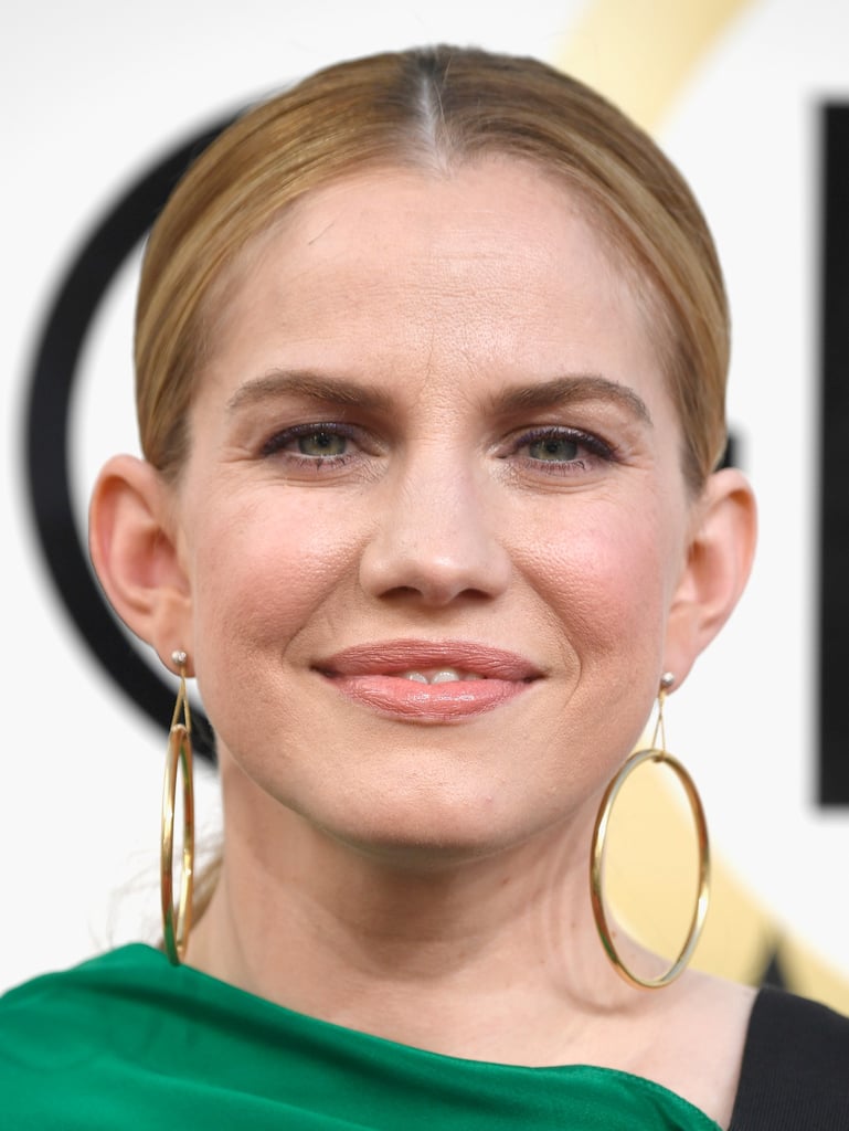 Anna Chlumsky wore H. Stern 18-karat yellow-gold oversize hoops.