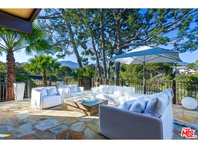 With Malibu's amazing weather, the backyard terrace would be the perfect space for outdoor parties.