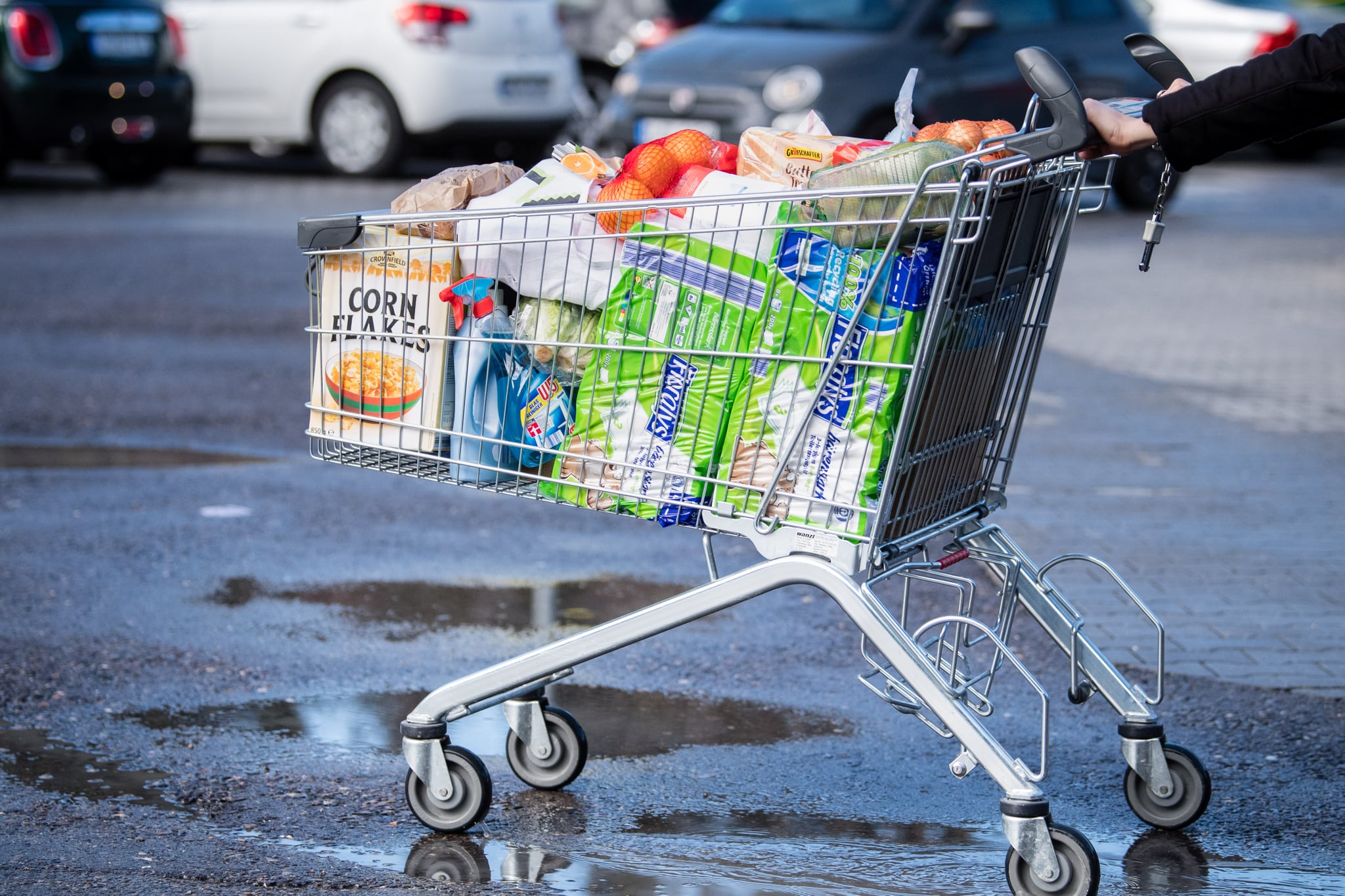 13 March 2020, Bavaria, Pullach: A customer pushes a shopping trolley filled to the brim across the parking lot of a supermarket. Photo: Matthias Balk/dpa (Photo by Matthias Balk/picture alliance via Getty Images)