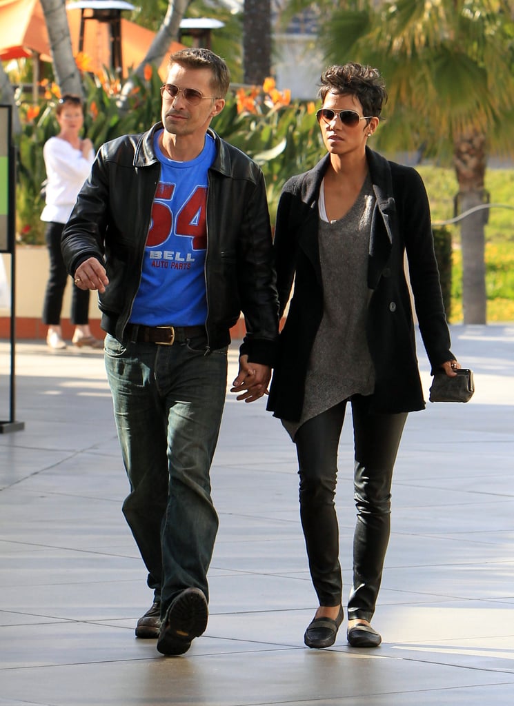 OK, besides the fact that she killed it in a pair of sexy leather leggings to run errands (no less), she's also married to the handsome Olivier Martinez. Not too shabby, Halle.