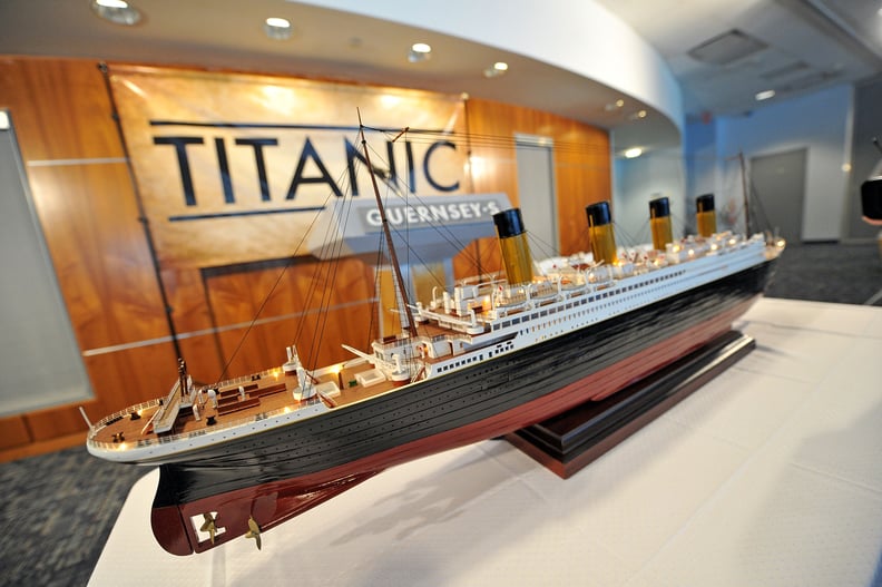 纽约- 05年1月:泰坦尼克号的比例模型展出泰坦尼克号拍卖预览无畏的Sea-Air-Space博物馆1月5日,2012年在纽约市。(图片由迈克·科波拉/盖蒂图片社)