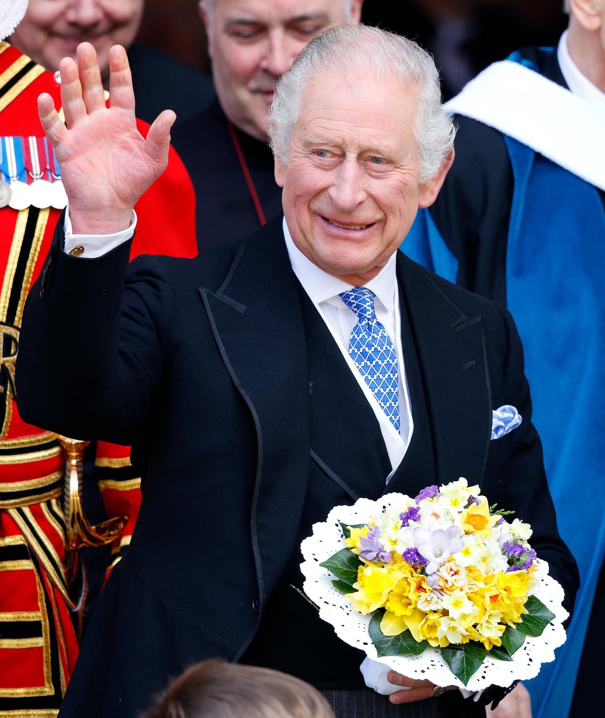 YORK, ROYAUME-UNI - 06 AVRIL : (SOUS EMBARGO POUR LA PUBLICATION DANS LES JOURNAUX BRITANNIQUES JUSQU'À 24 HEURES APRÈS LA DATE ET L'HEURE DE CRÉATION) Le roi Charles III (tenant le bouquet de bouquet traditionnel) assiste au Royal Maundy Service à York Minster le 6 avril 2023 à York, Angleterre.  Pendant le service, Sa Majesté, pour la première fois depuis qu'il est devenu monarque et gouverneur suprême de l'Église d'Angleterre, a présenté 74 hommes et 74 femmes (signifiant l'âge du monarque) avec Maundy Money pour les remercier de leur travail au sein de l'Église.  Chaque récipiendaire reçoit deux bourses, une rouge et une blanche.  Le sac à main blanc contient un ensemble de pièces de monnaie en argent spécialement frappées d'une valeur équivalente à l'âge du monarque.  La bourse rouge contient deux pièces commémoratives symbolisant le don historique de nourriture et de vêtements du Souverain.  (Photo de Max Mumby/Indigo/Getty Images)