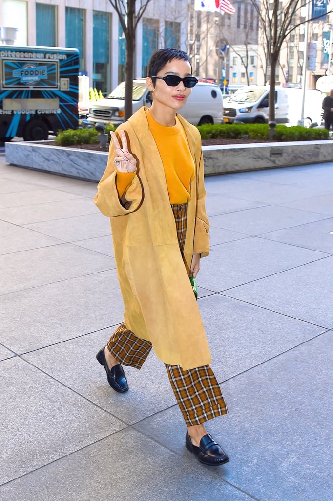 While in New York, Zoë showed us how easy it is to pair a mustard yellow sweater with a long duster and plaid pants.
