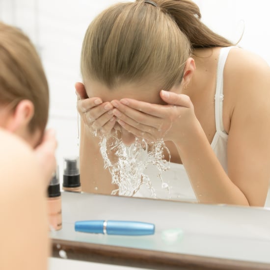 عدد المرات التي يجب عليكِ غسل وجه فيها رغم الحجر المنزلي2020