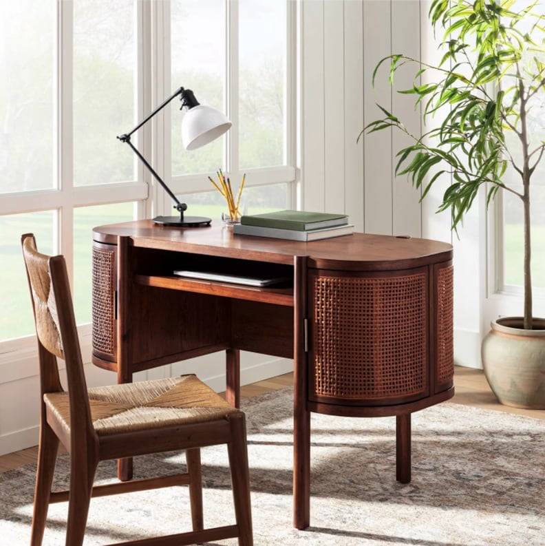 亲密的办公桌:阈值设计工作室麦基拉山藤的桌子上