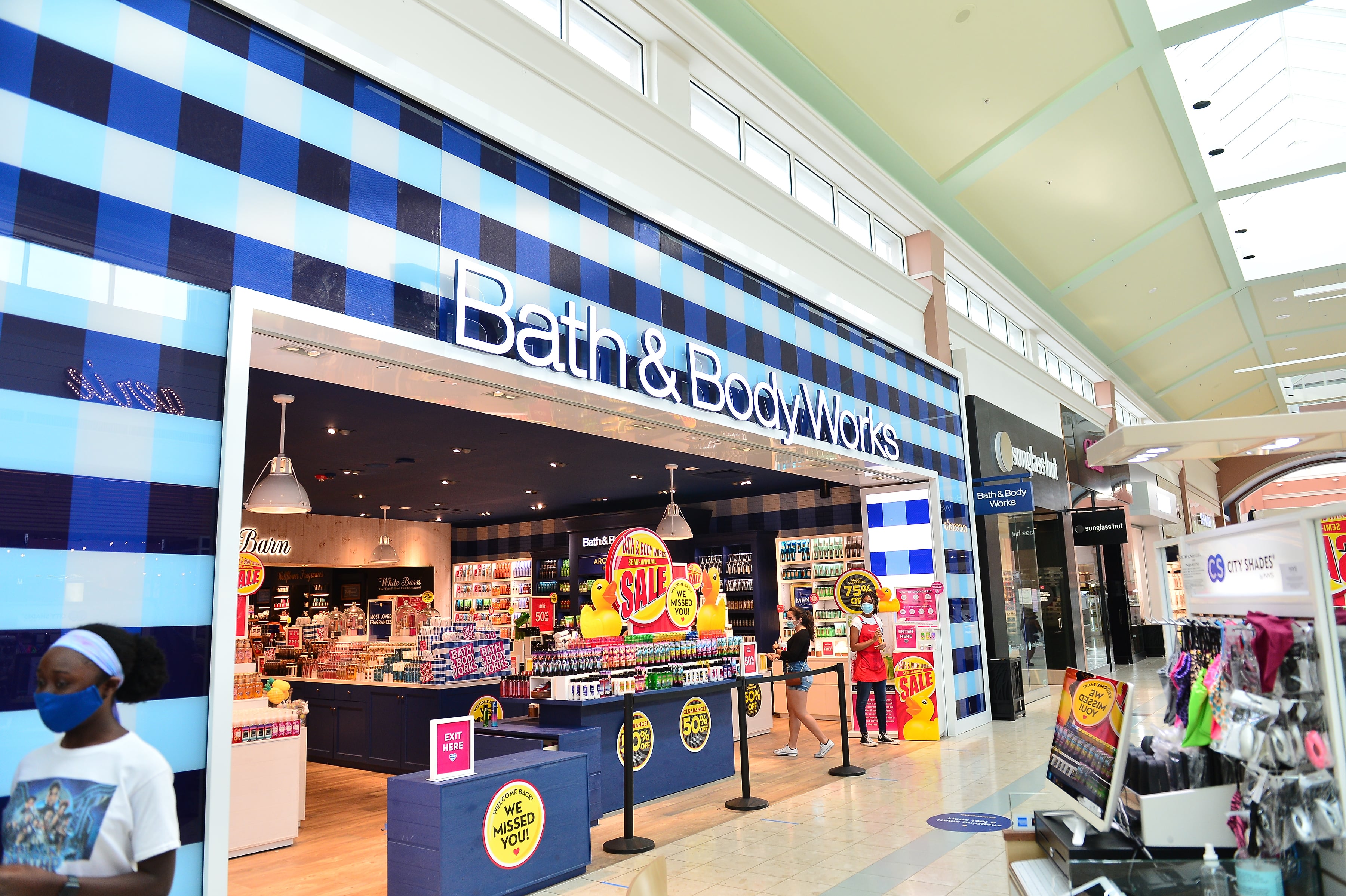 Bath and body on sale works hiring age