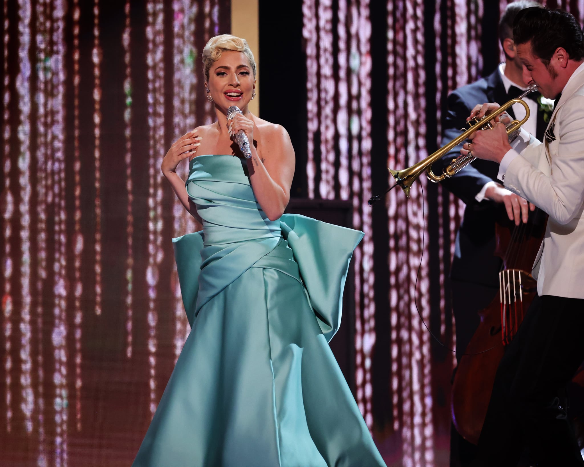 拉斯维加斯，内华达州——4月3日:2022年4月3日，Lady Gaga在内华达州拉斯维加斯米高梅大花园竞技场举行的第64届格莱美颁奖典礼上登台表演。(图片来源:Rich Fury/Getty Images for The Recording Academy)