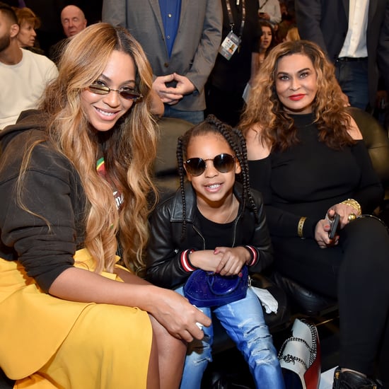 Blue Ivy Carter为Tina Knowles-Lawson化妆