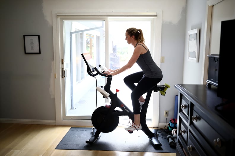 加州圣安瑟莫- 07年4月:珍Van Santvoord骑Peloton健身自行车在她家里4月07年,2020年在加州圣安瑟莫。越来越多的人将目光投向Peloton由于避难所订单由于冠状病毒(COVID-19)。Pel