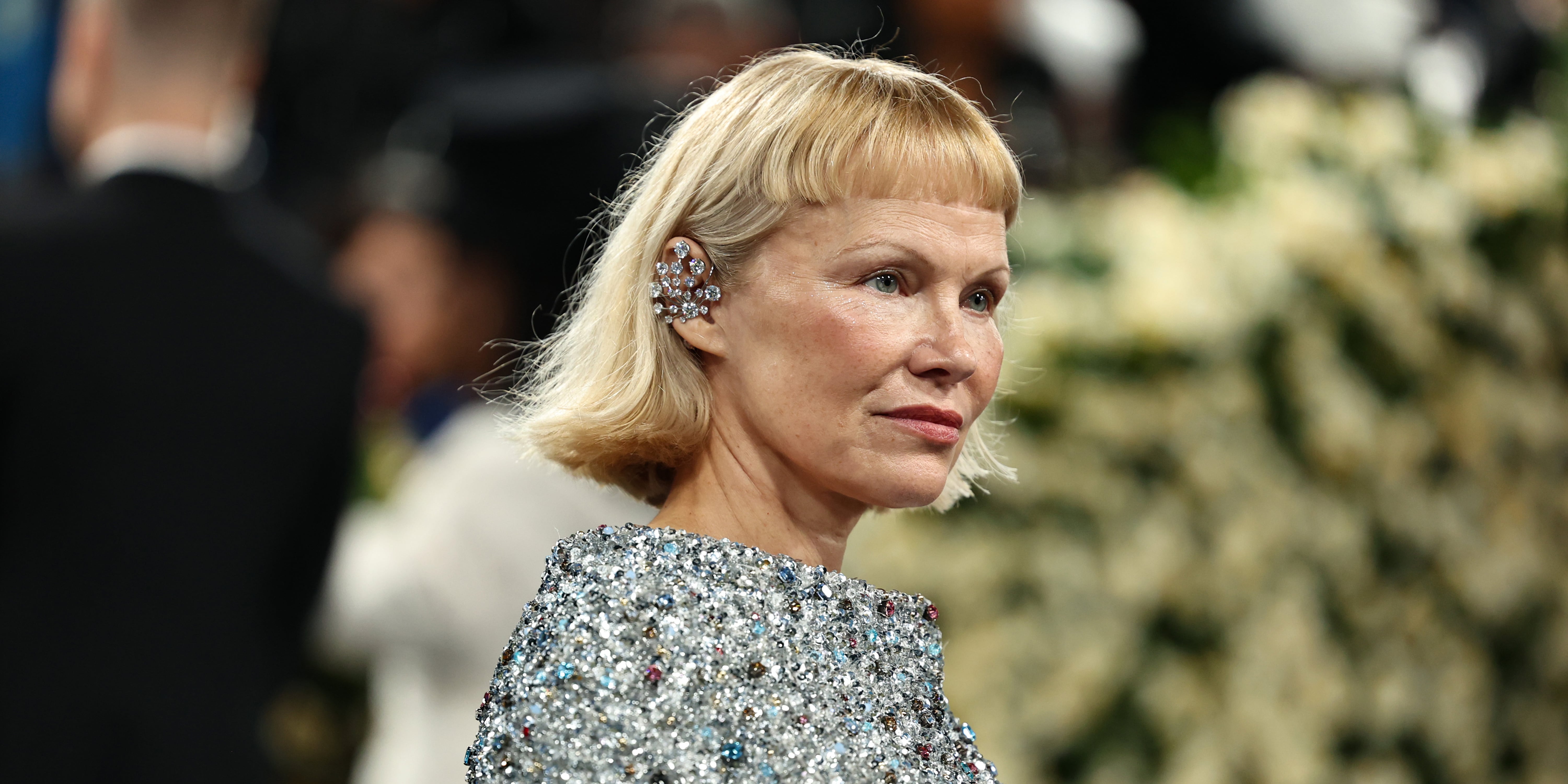 Thank You, Pamela Anderson and Zoe Saldaña, For the Haircut of the Summer