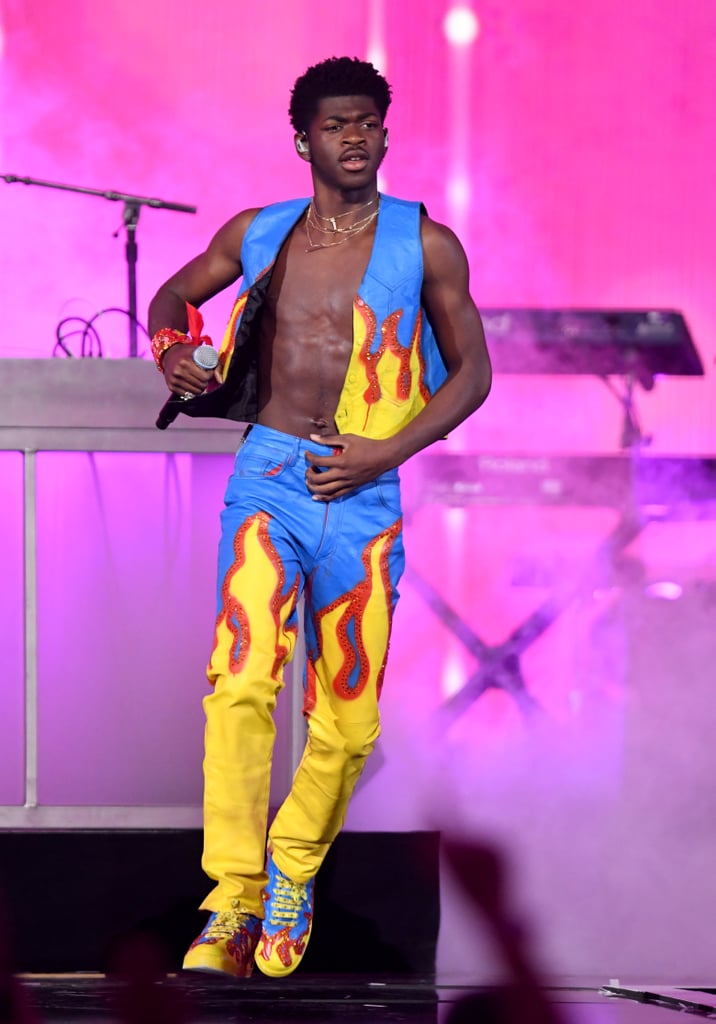 李尔Nas X真正致力于一看。例子吗?的蓝色火焰衣服匹配的运动鞋在拉斯维加斯iHeartRadio音乐节。